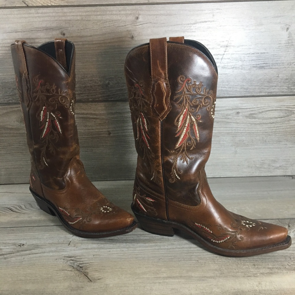 GYPSY ROSE WOMENS 7.5 BROWN LEATHER SNIP TOE FEATHER DESIGN COWBOY BOOTS